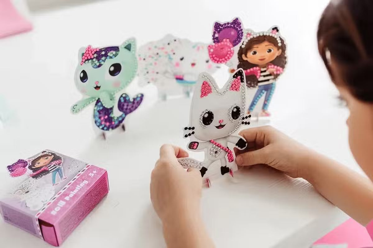 Et barn leger med Gabbys Dukkehus Diamant Maleri