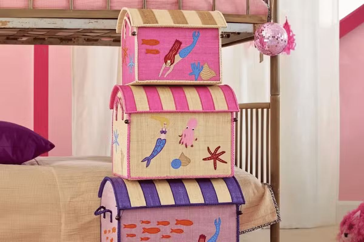 Kurve til legetøj. Rice opbevaringskurve med havfrue tema på et pige værelse.
