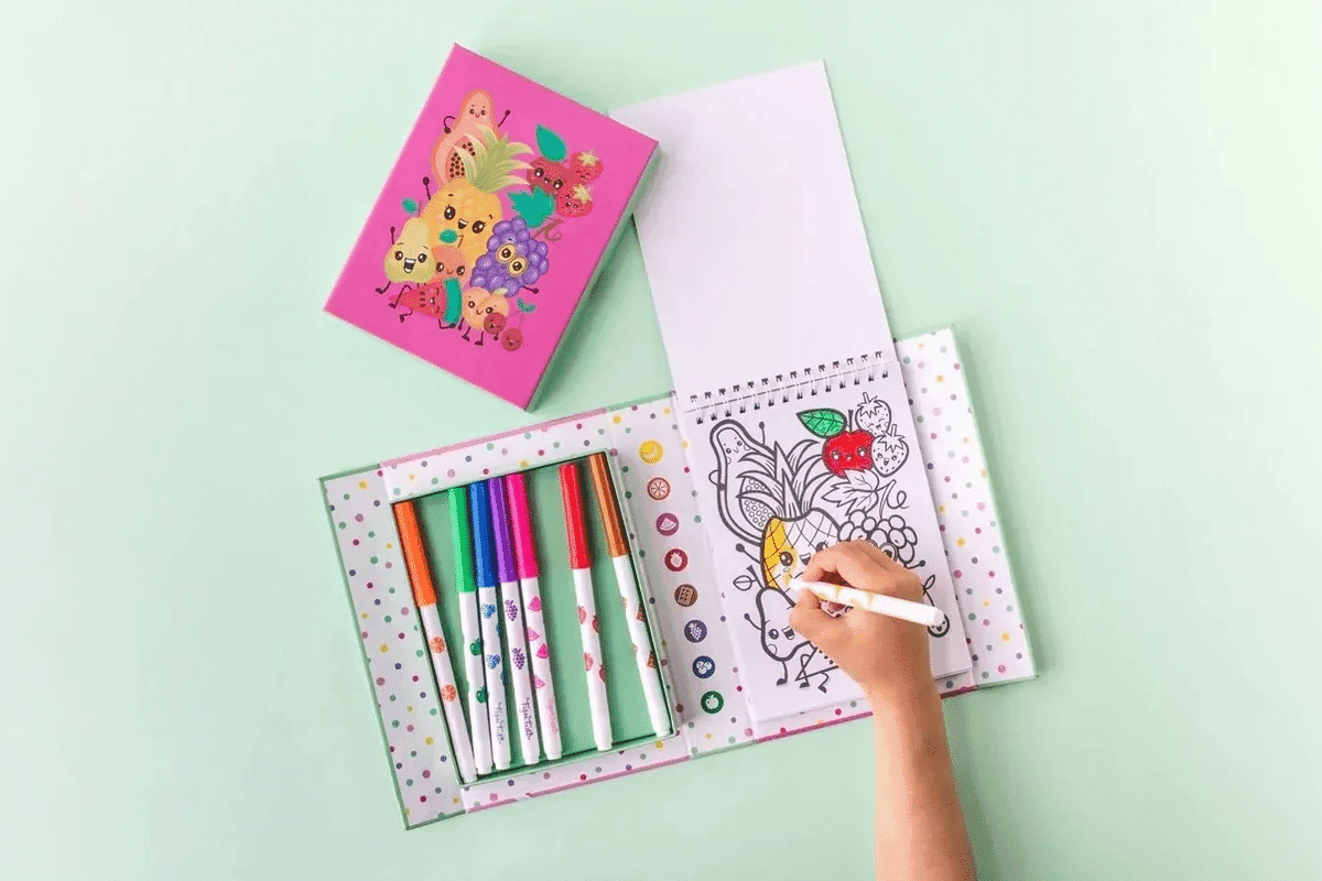 Et tegnesæt med duft, hvor et barn er ved at farvelægge