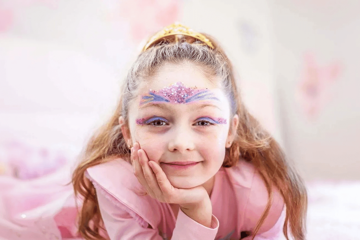 Ansigtsmalingssæt. En ung pige med ansigtsmaling.