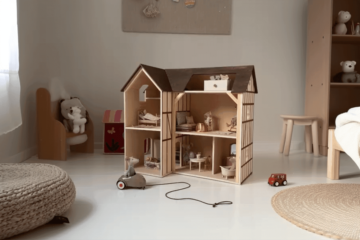 Et Maileg dukkehus på et legeværelse