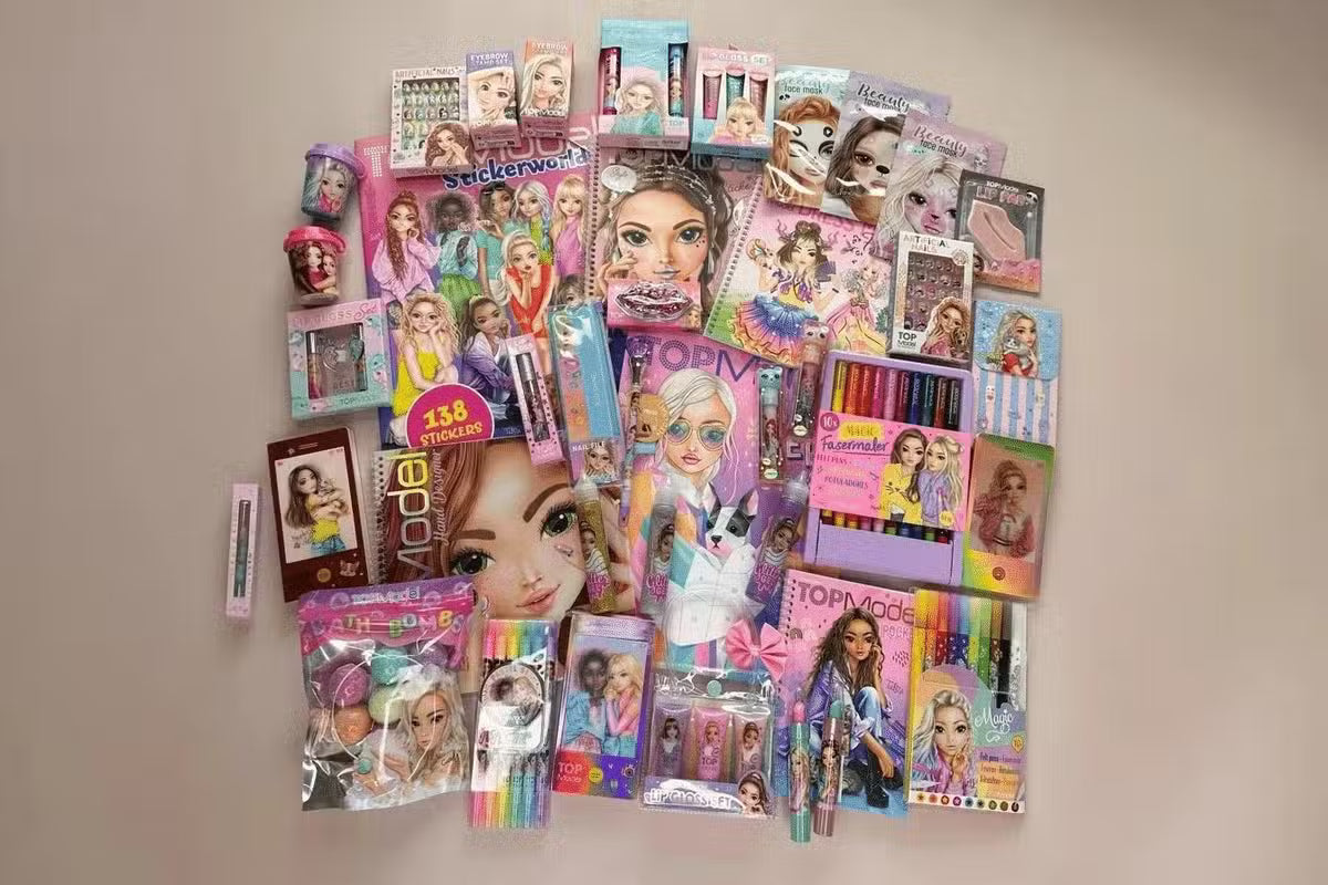 TopModel. En masse Top Model produkter, alt lige fra klistermærker til lip gloss