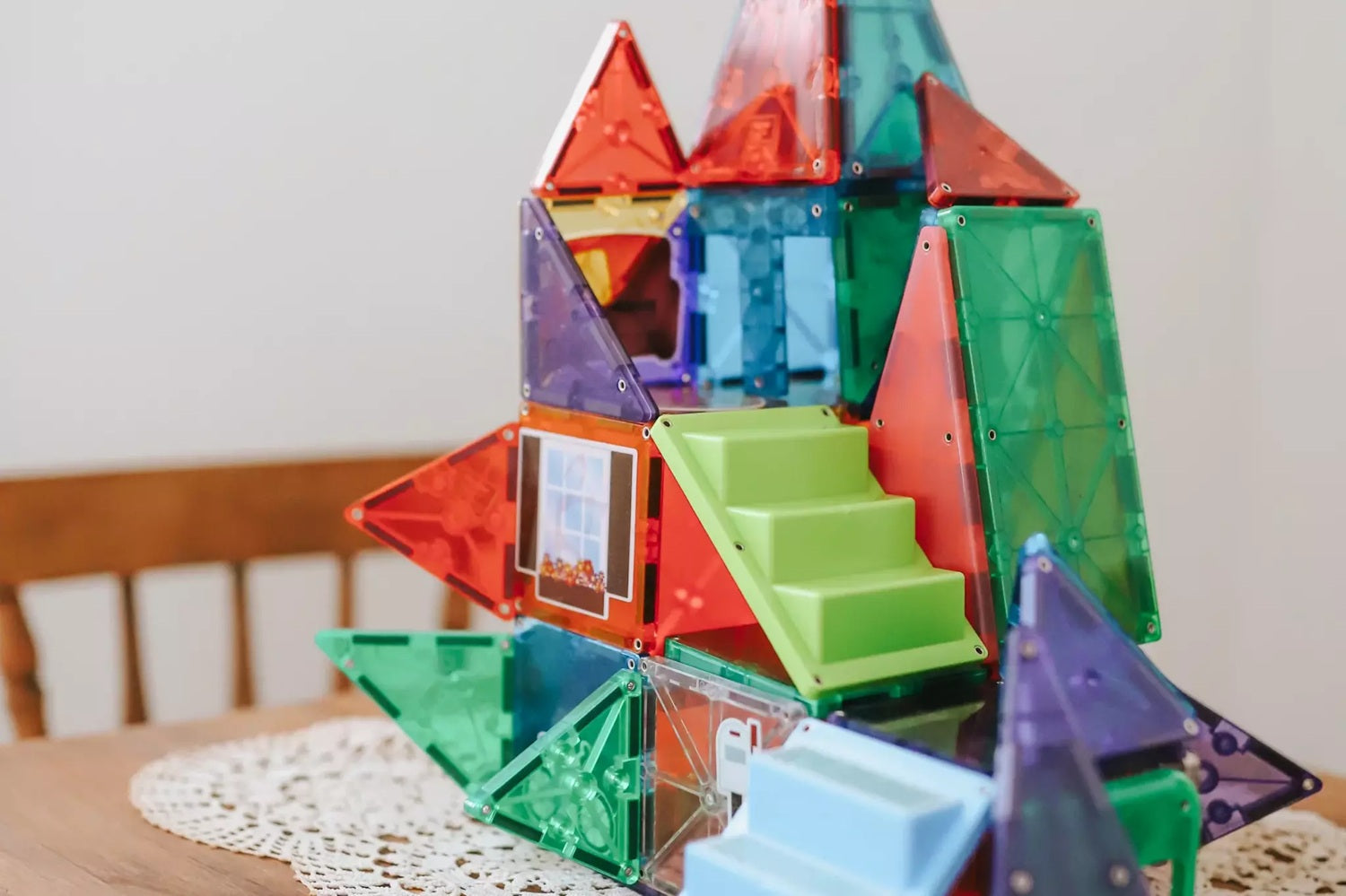 Magnatiles som er bygget til et hus.