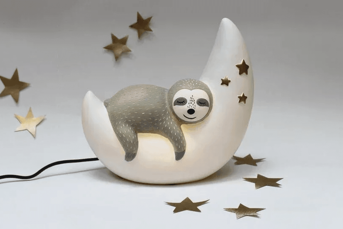 Natlamper. En dovendyr natlampe til børn omgivet af guld stjerner.