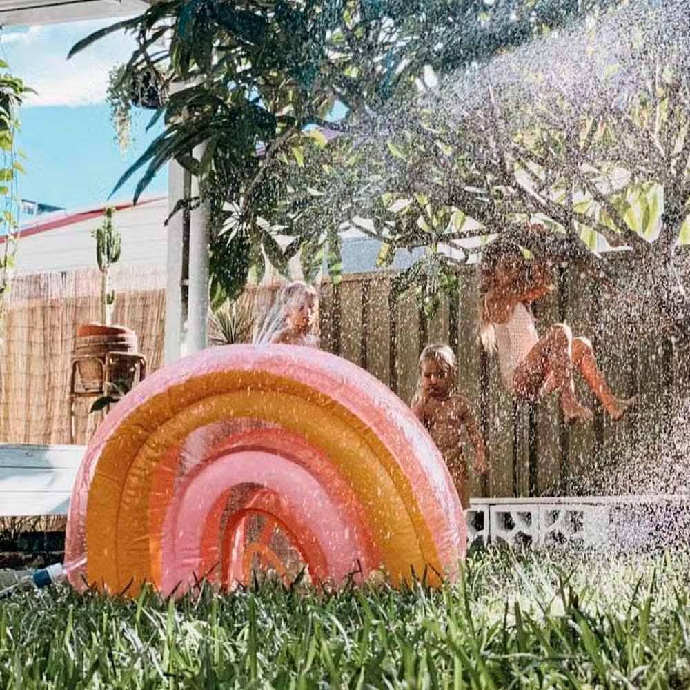 Sunnylife Regnbue Sprinkler - Peachy Pink