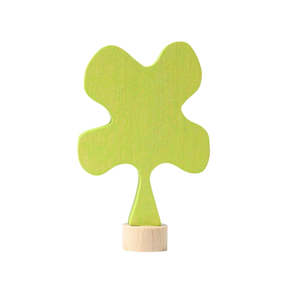 Grimms Træfigur Firkløver i grønt træ med naturlig finish, perfekt til kreative opstillinger og leg.