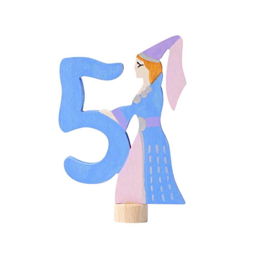 Grimms Træfigur Lady Marion figur med tallet 5, farverig og eventyrlig trædekoration til leg og fortællinger.