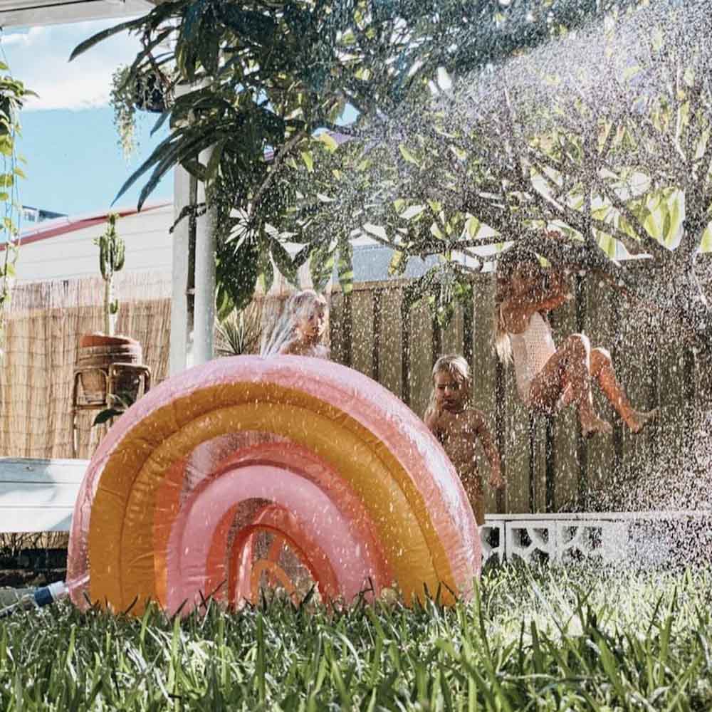 Sunnylife Regnbue Sprinkler - Peachy Pink